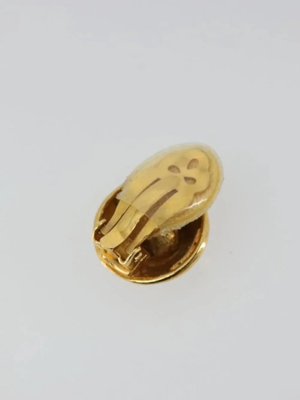 CHANEL brand	chanel color	gold
